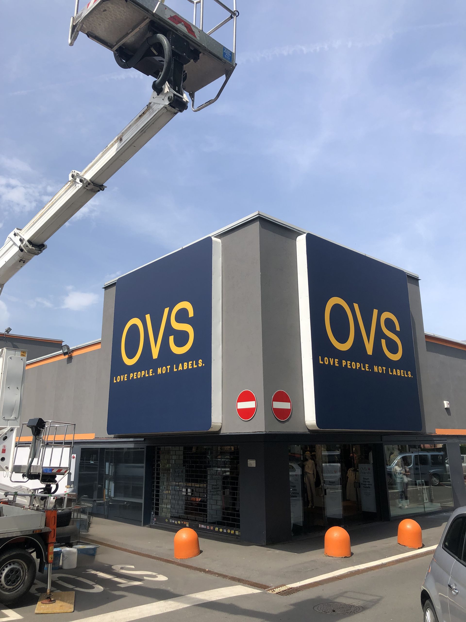 Insegna commerciale a Torino.