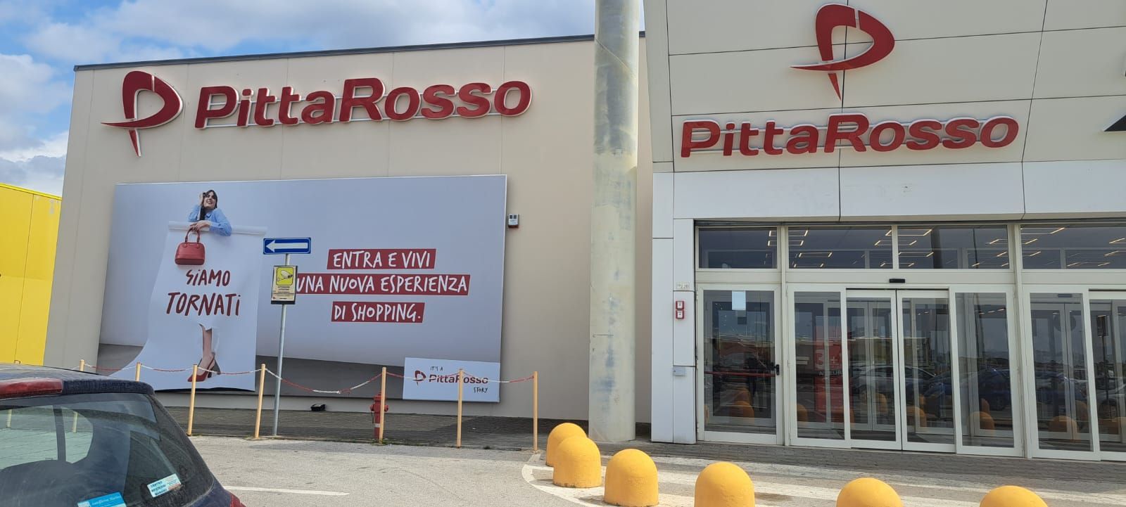 Insegna pubblicitaria luminosa.