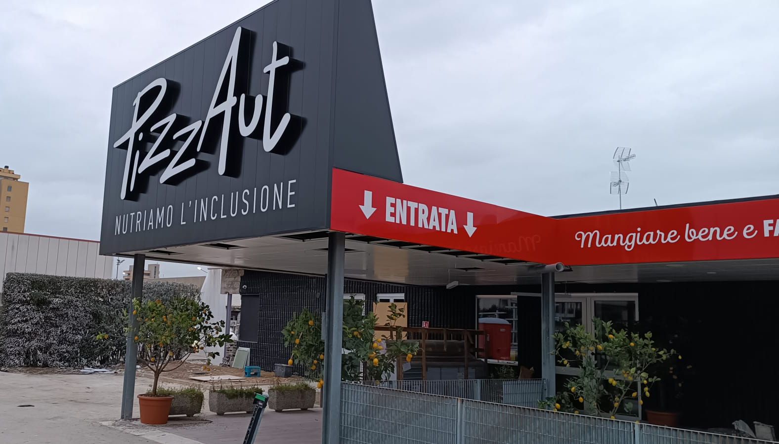 Insegna a LED per esterni.