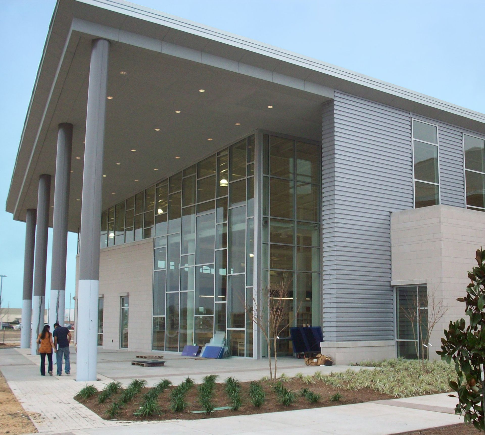 A large building with a lot of windows and columns