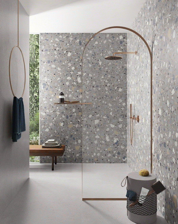 Un bagno con cabina doccia e panca.