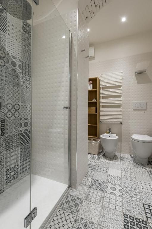 Un bagno con cabina doccia, WC e bidet.