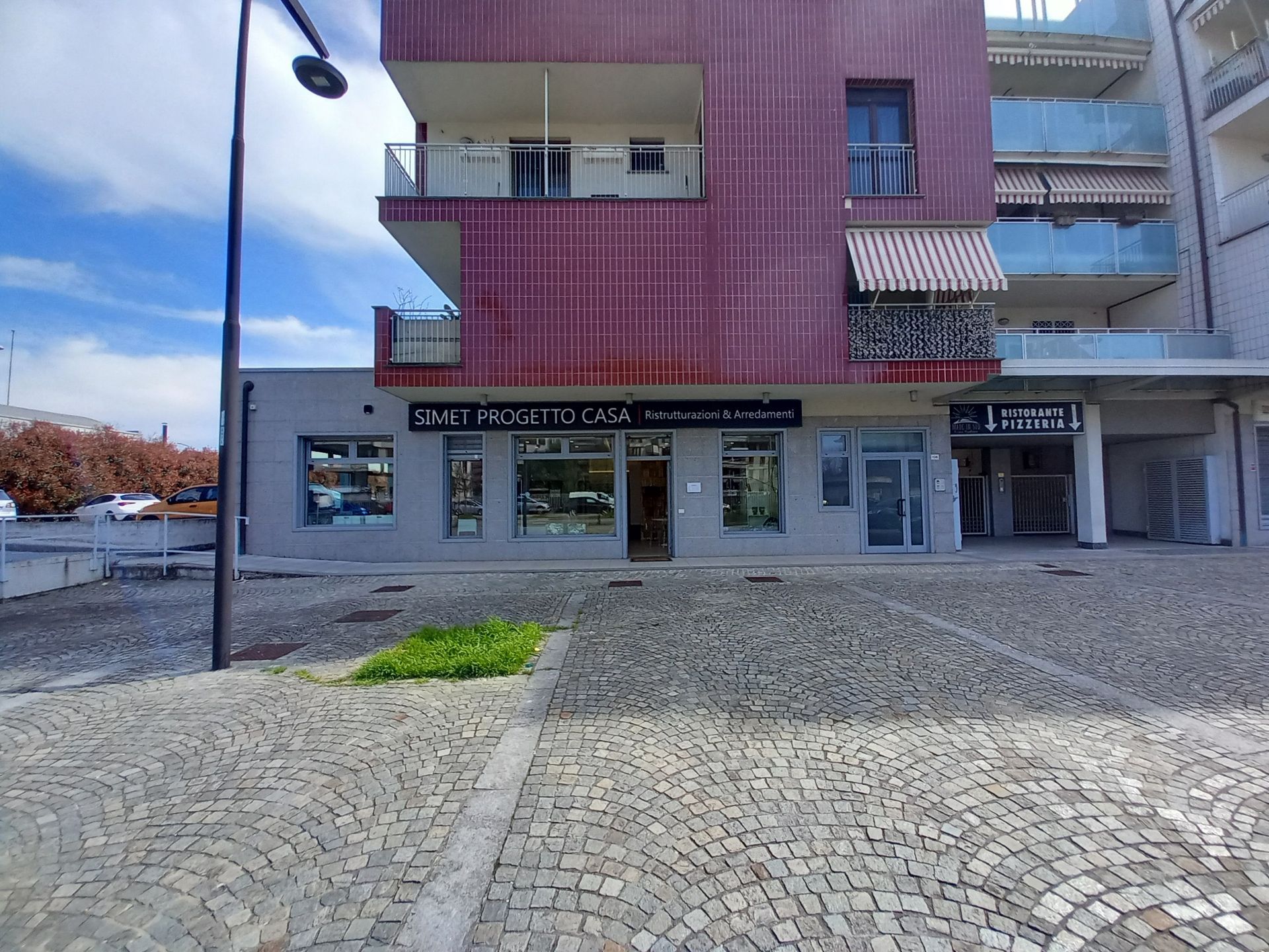 Un edificio con un cartello che dice 