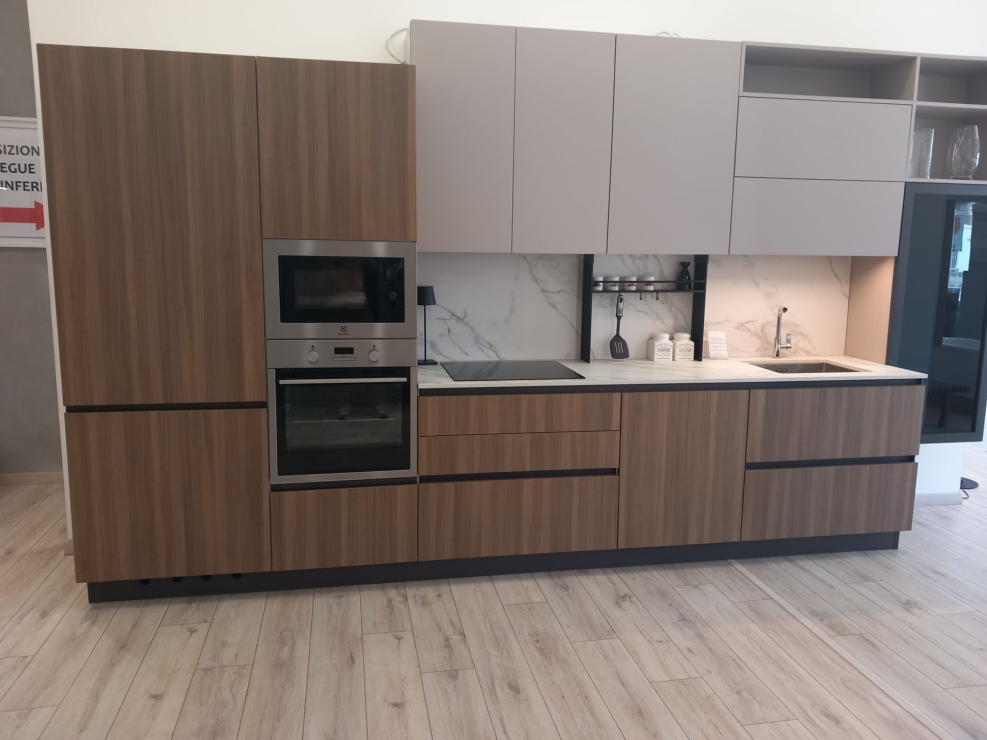 Una cucina con mobili in legno ed elettrodomestici in acciaio inossidabile