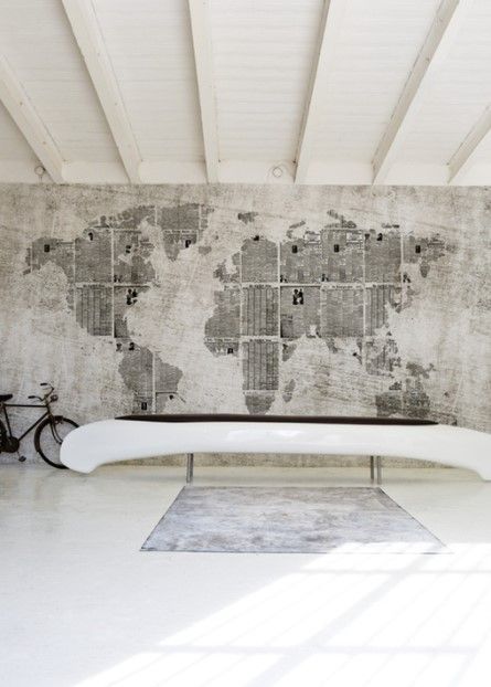 Un muro con una mappa del mondo sopra