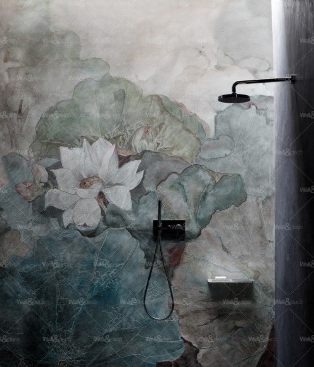 Un bagno con soffione doccia e un dipinto di fiori sul muro.