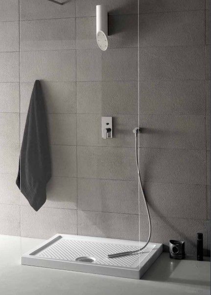 Un bagno con doccia e un asciugamano appeso al muro.