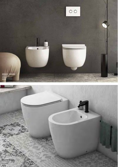 Un bagno con due WC e un bidet.