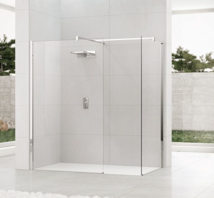 Una cabina doccia con porta in vetro trasparente