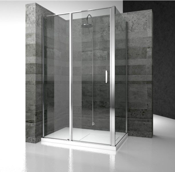 Una cabina doccia con una porta scorrevole in vetro in un bagno