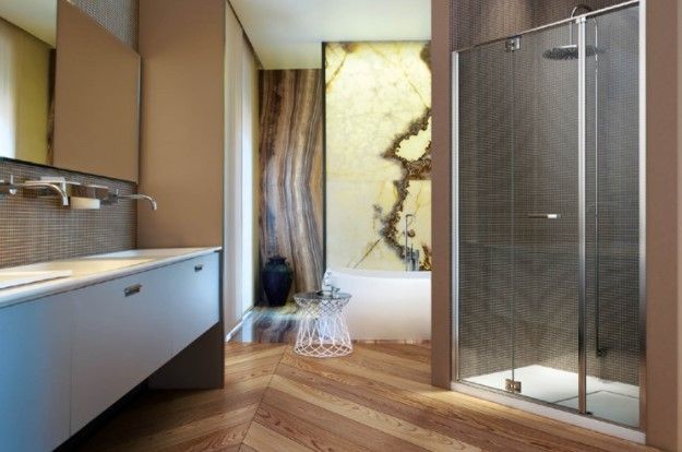 Un bagno con cabina doccia e lavandino.