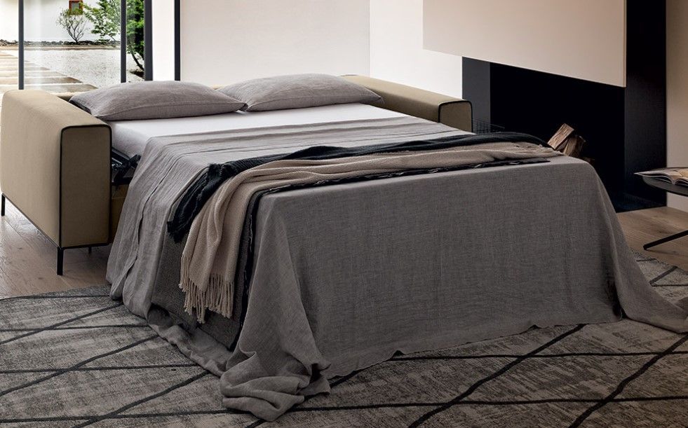 Un divano che si trasforma in un letto in soggiorno.