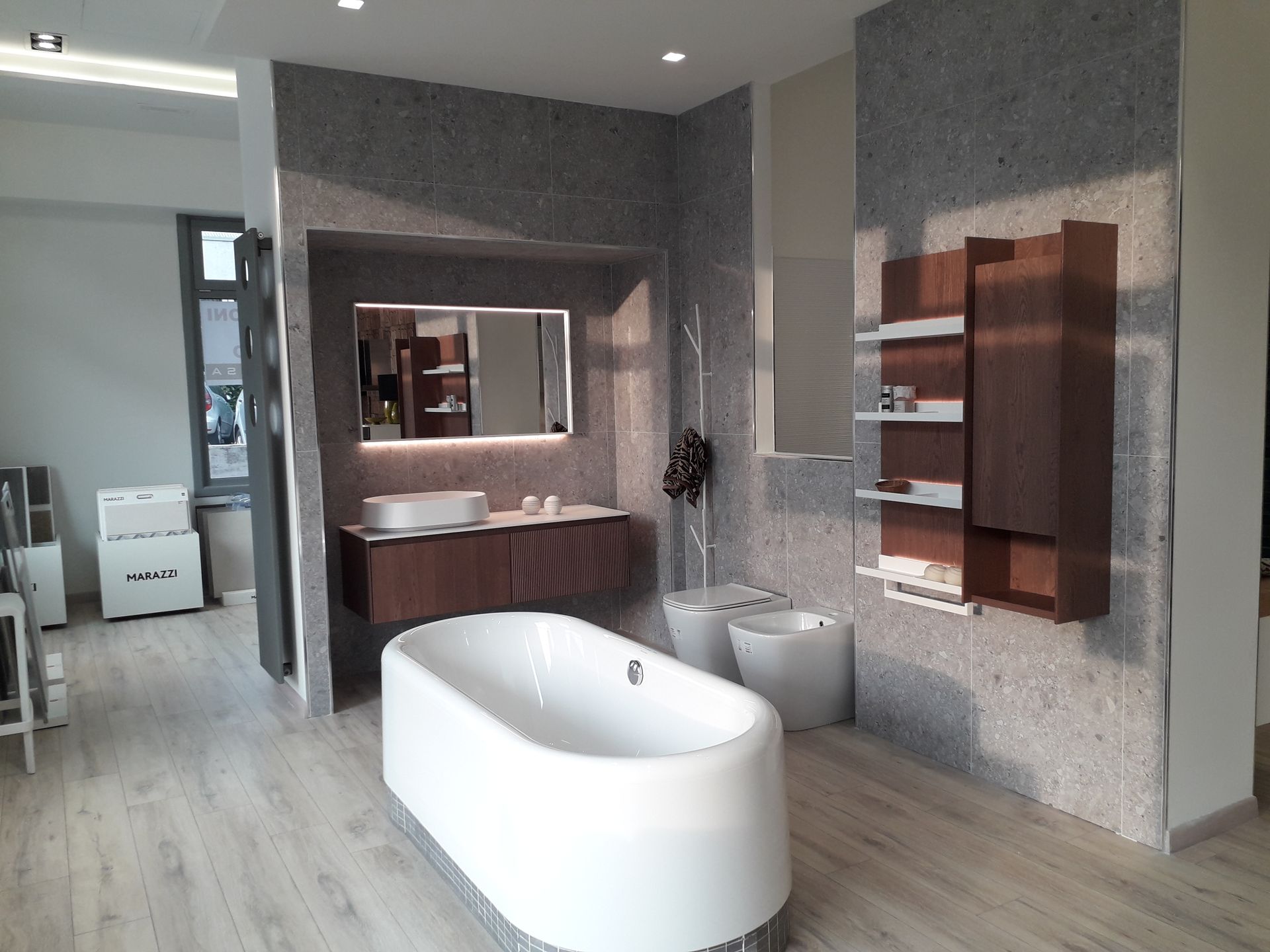 Un bagno con vasca, lavandini e specchi
