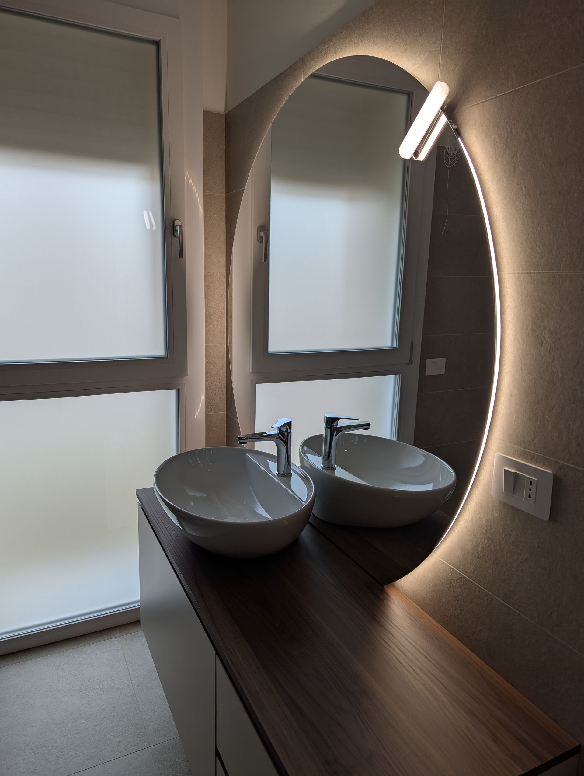 Un bagno con lavandino, WC, doccia e specchio.