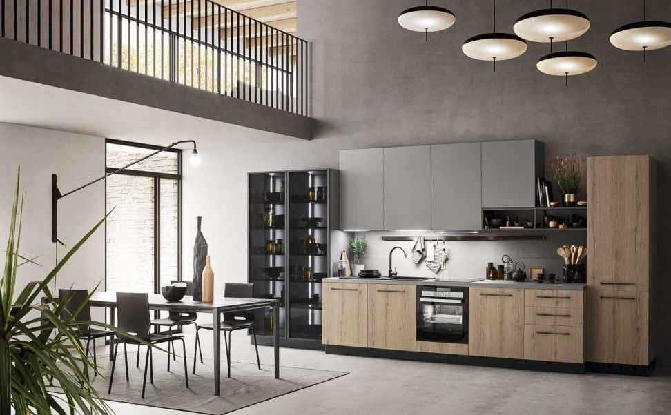 Una cucina con tavolo e sedie