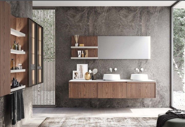 Un bagno con due lavandini e un grande specchio.