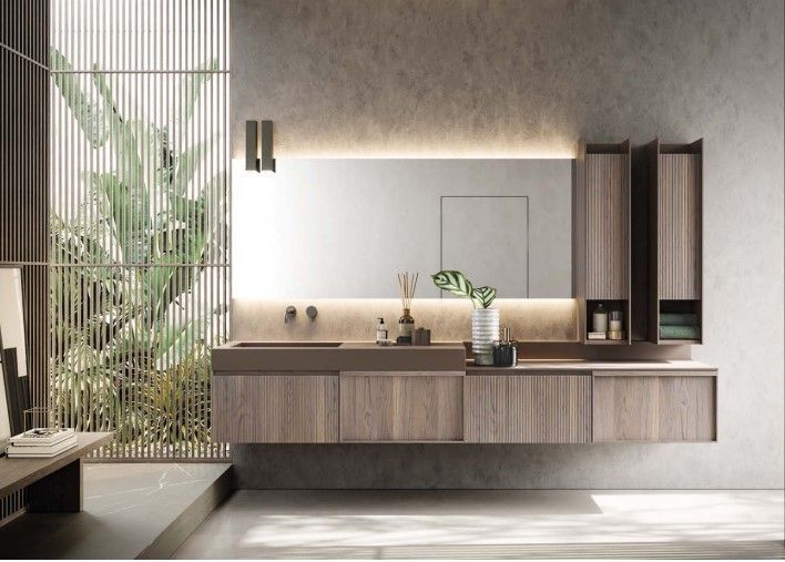Un bagno con mobili in legno e un grande specchio