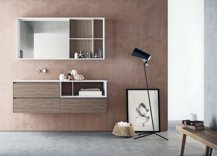Un bagno con lavandino, specchio, mensole e lampada