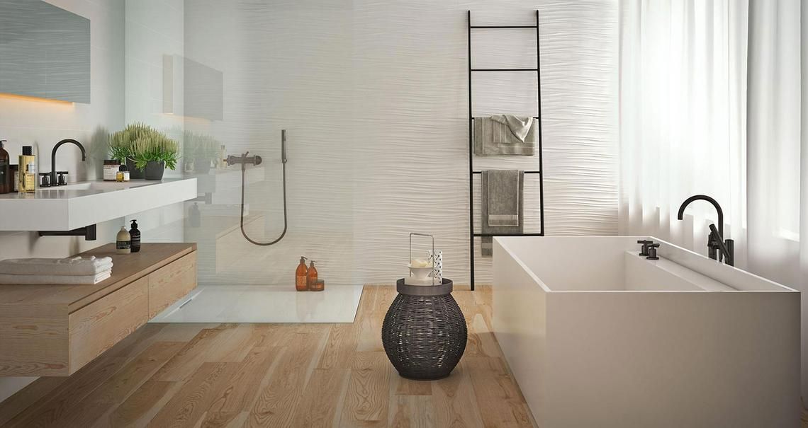 Un bagno con vasca, lavandino e doccia.