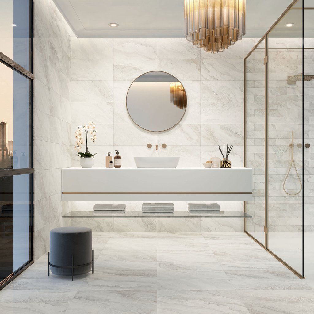 Un bagno con lavandino, specchio e doccia.