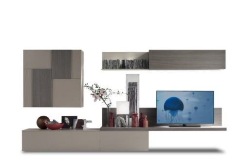 Un soggiorno con una TV e una mensola con dei vasi sopra