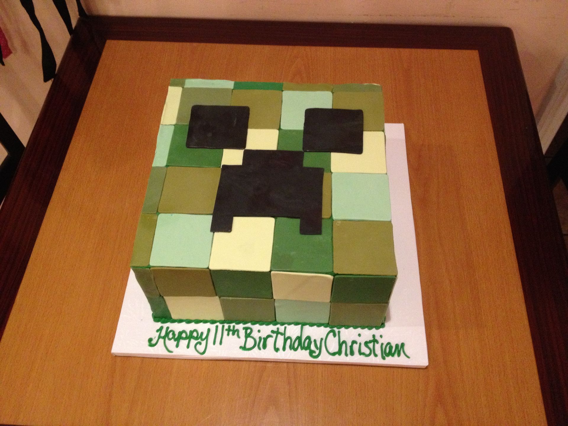 a birthday cake with a creeper face on it