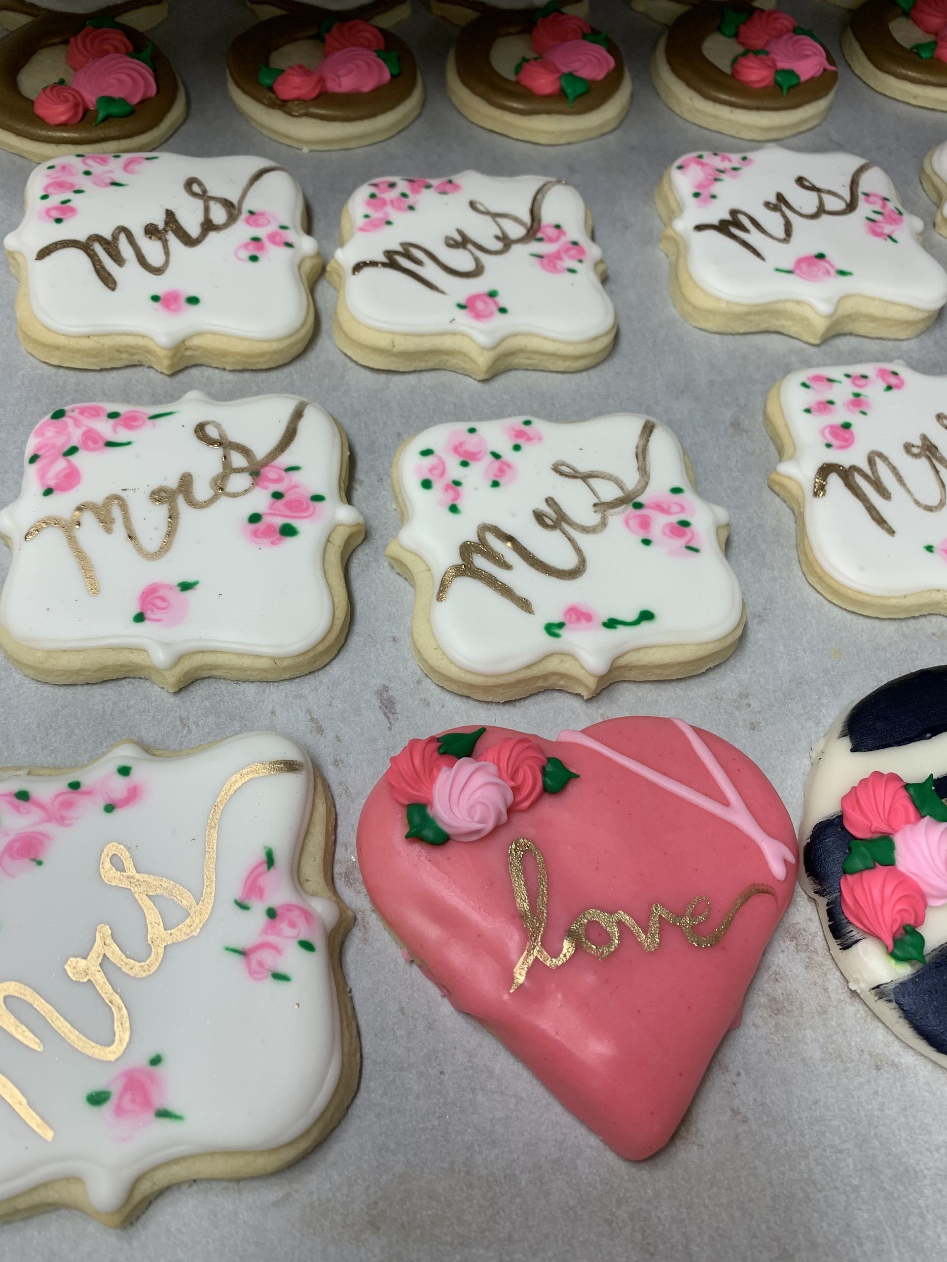 a bunch of cookies with the word mrs on them