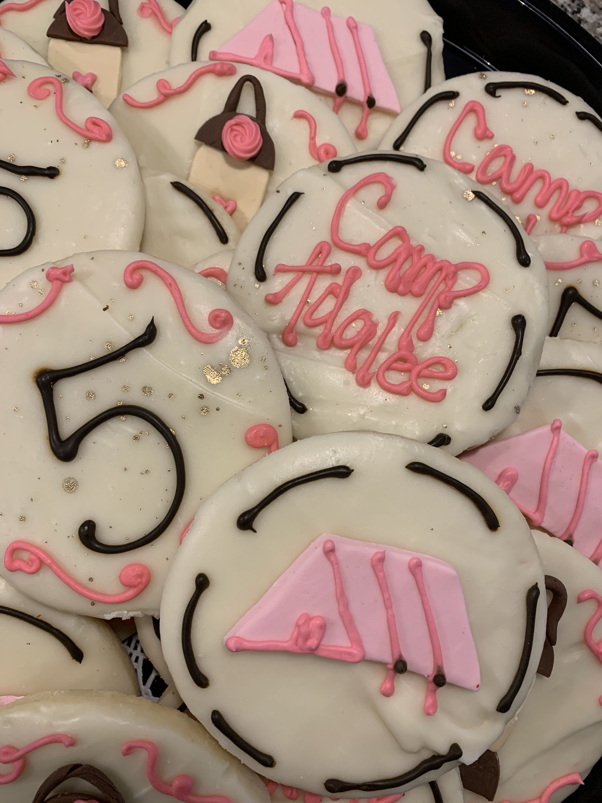 a bunch of cookies with the name carrie on them