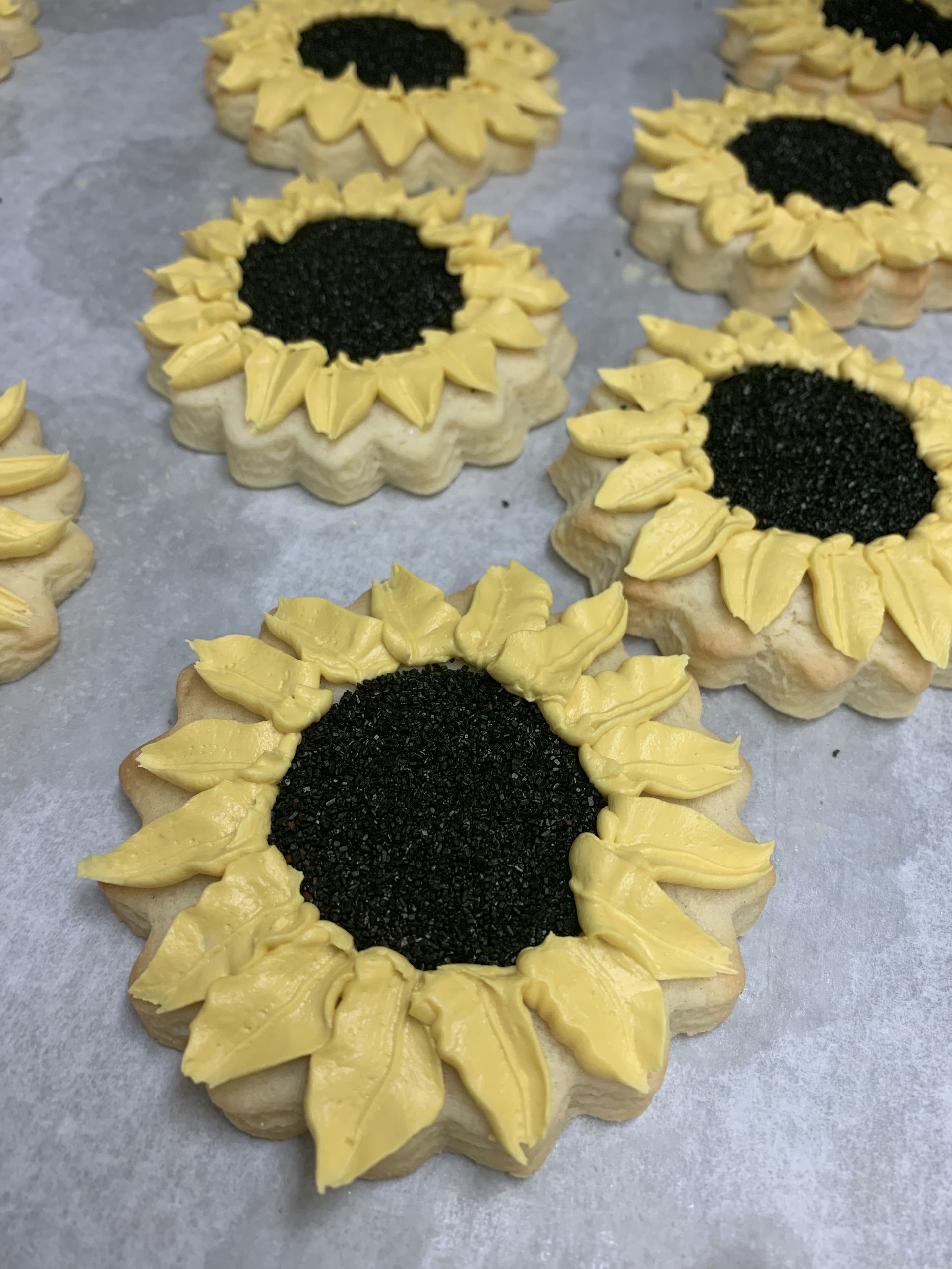 a bunch of cookies decorated to look like sunflowers