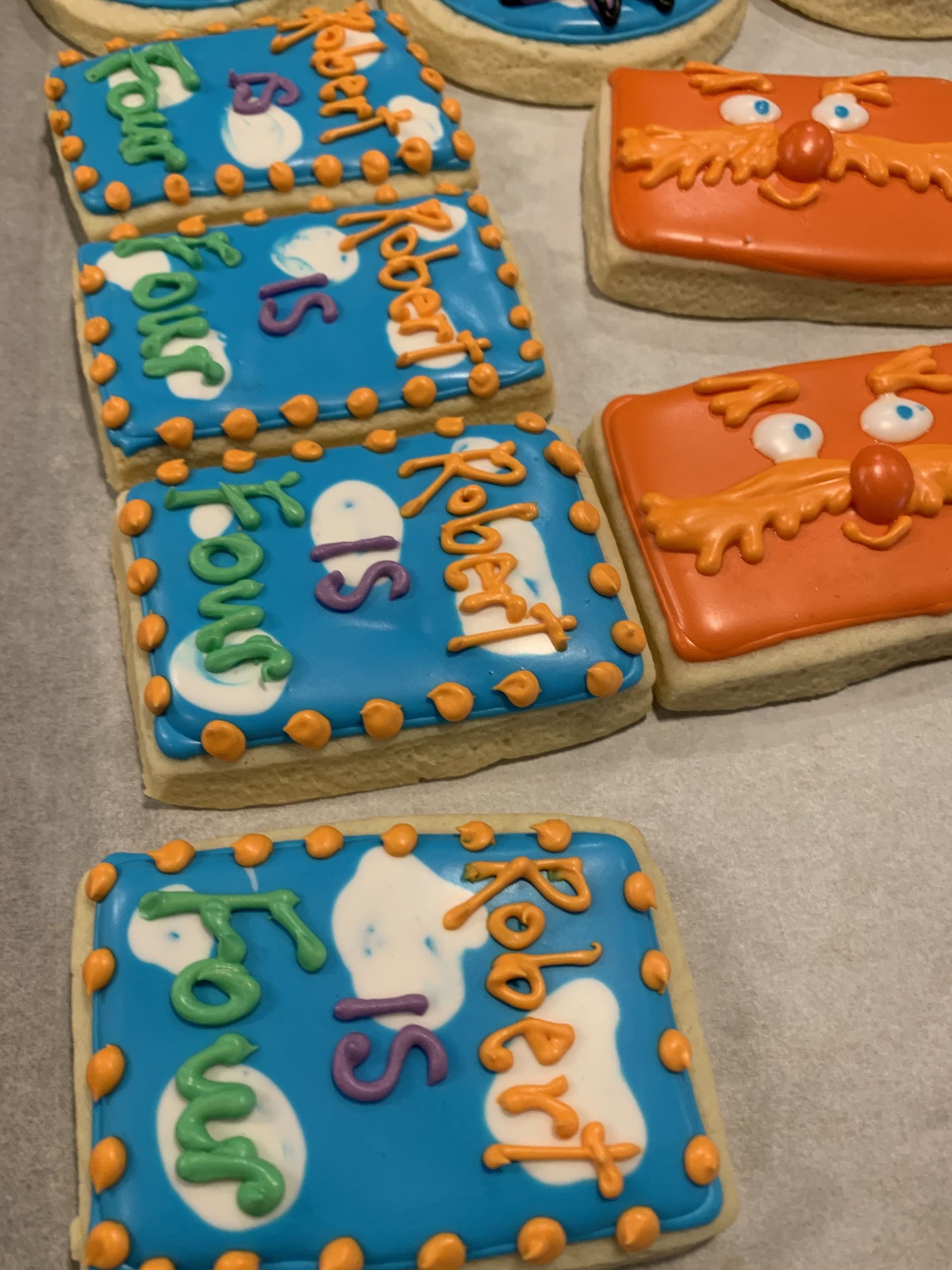 a bunch of cookies with the name robert on them