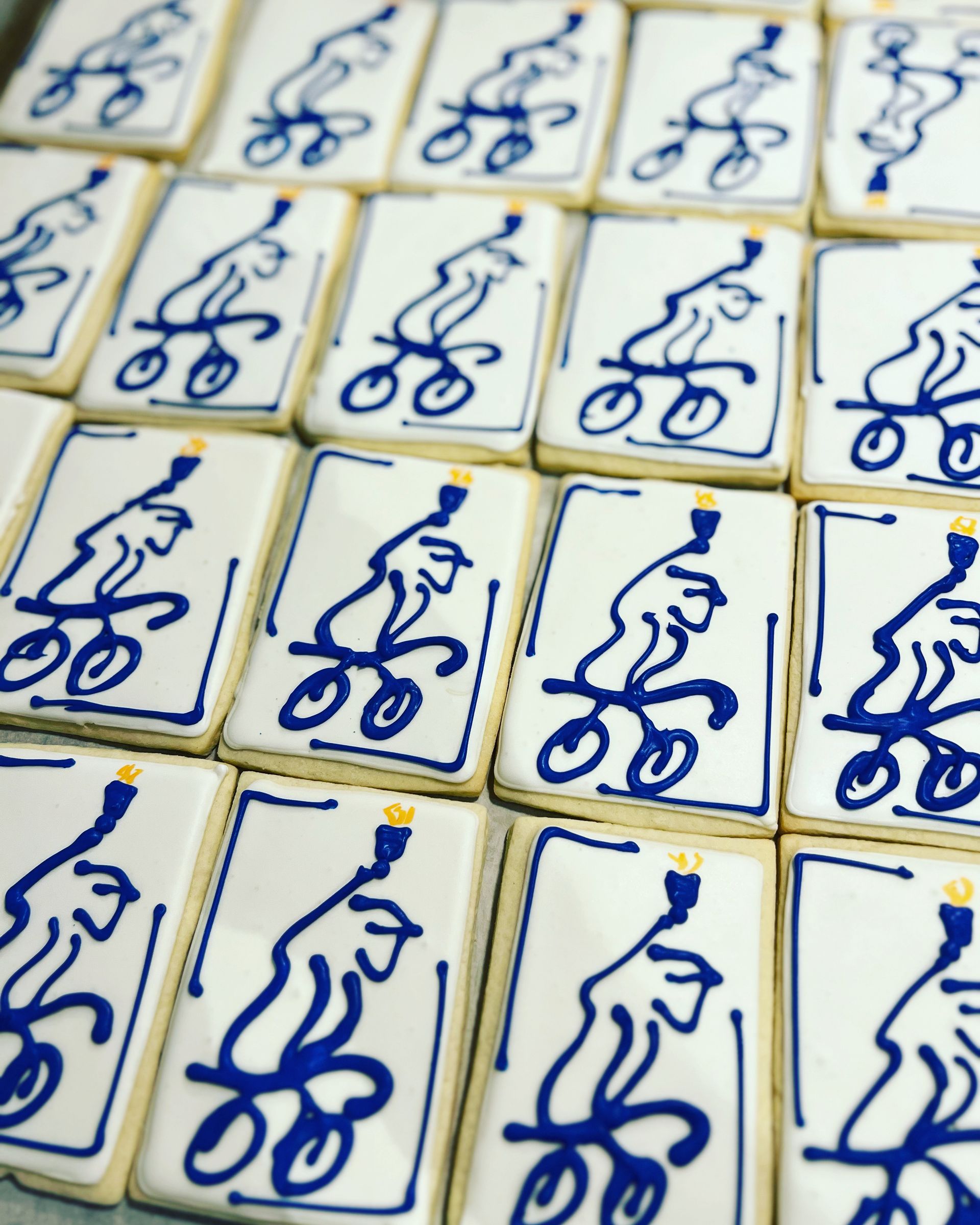 a bunch of cookies with blue and white designs on them