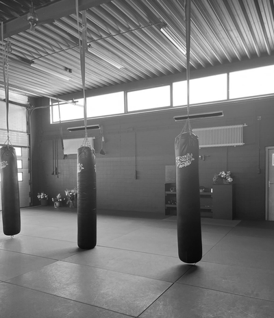Groep vrouwen tijdens krachttraining en vechtsport bij Krachtmakers
