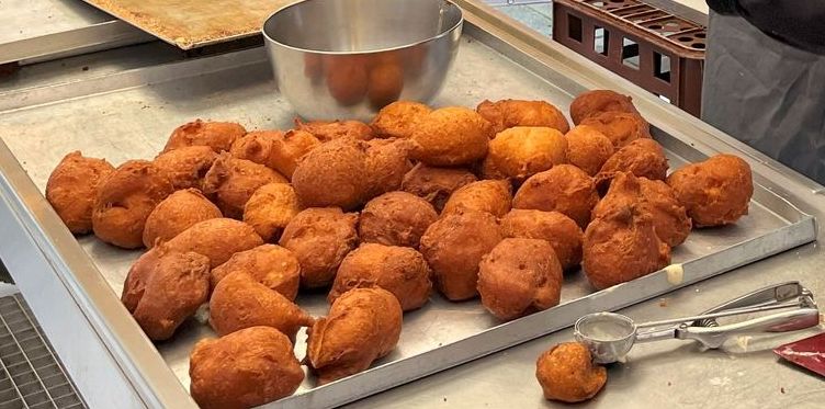 Een plaat met oliebollen zonder krenten en rozijnen.