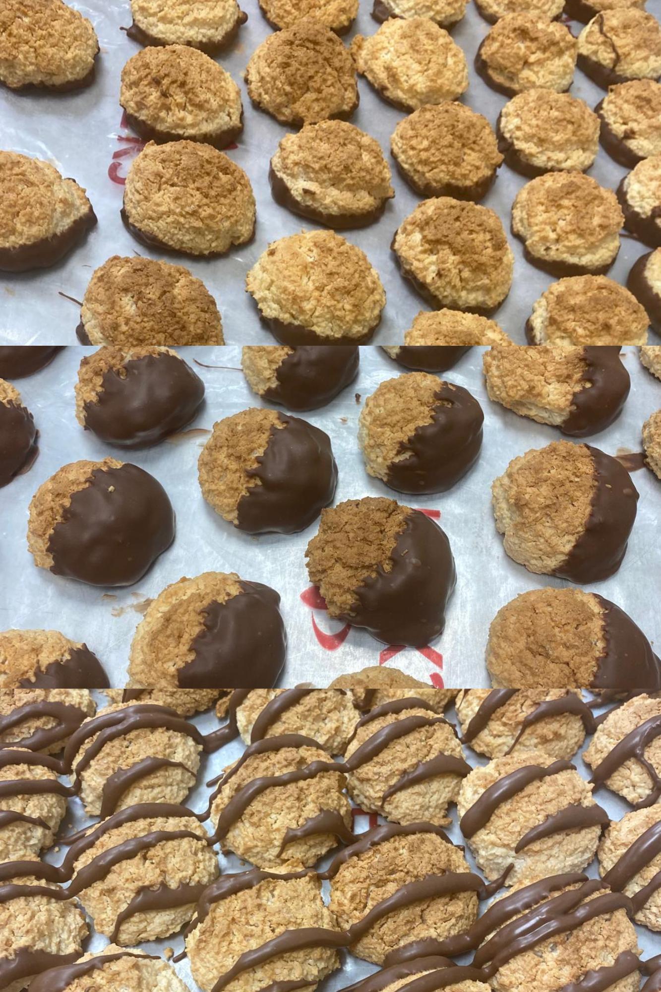 Rijen kokosmakronen sommige gedoopt in of besprenkeld met pure chocolade, op bakpapier.