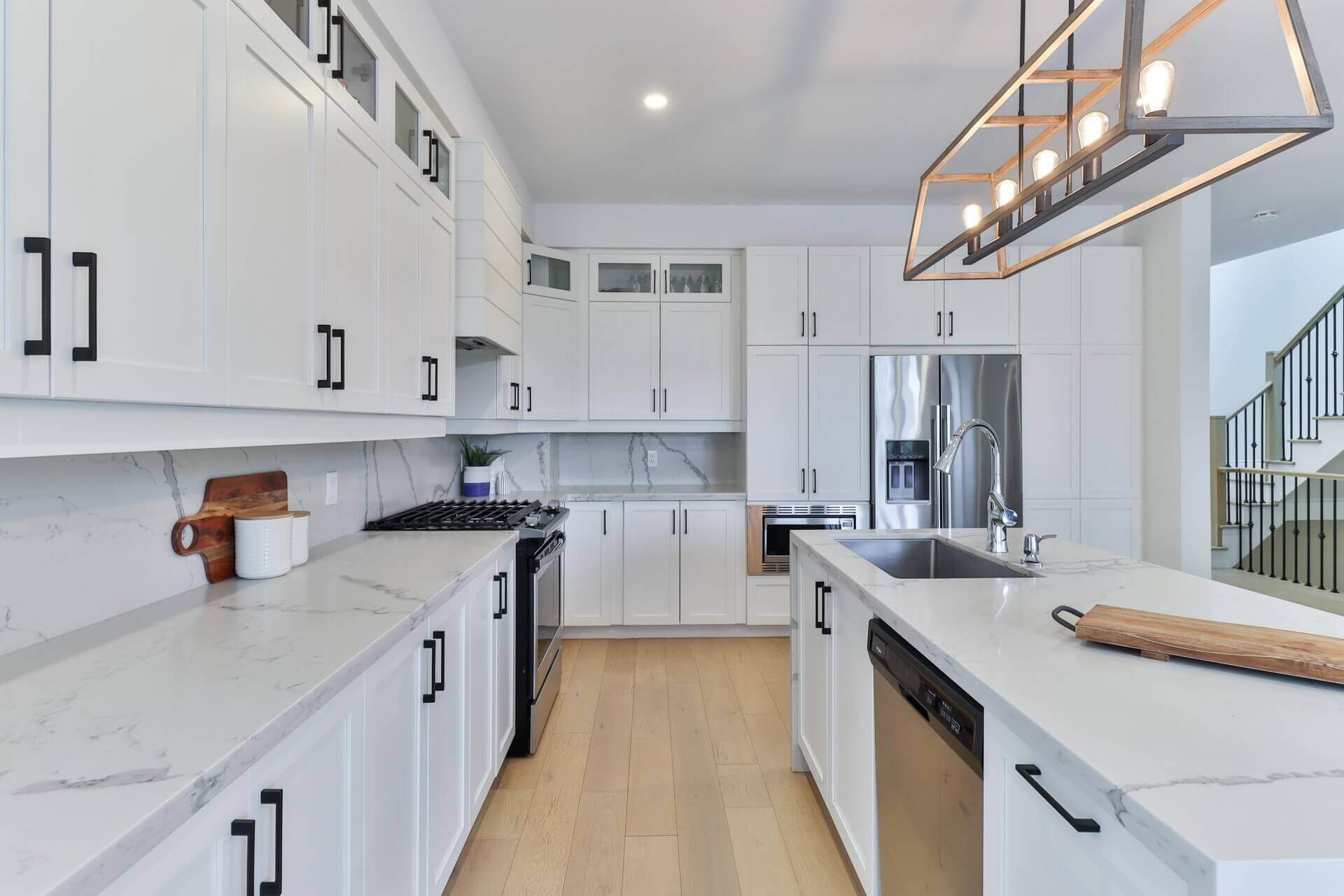 Expert tips for mixing knobs and pulls on kitchen cabinets