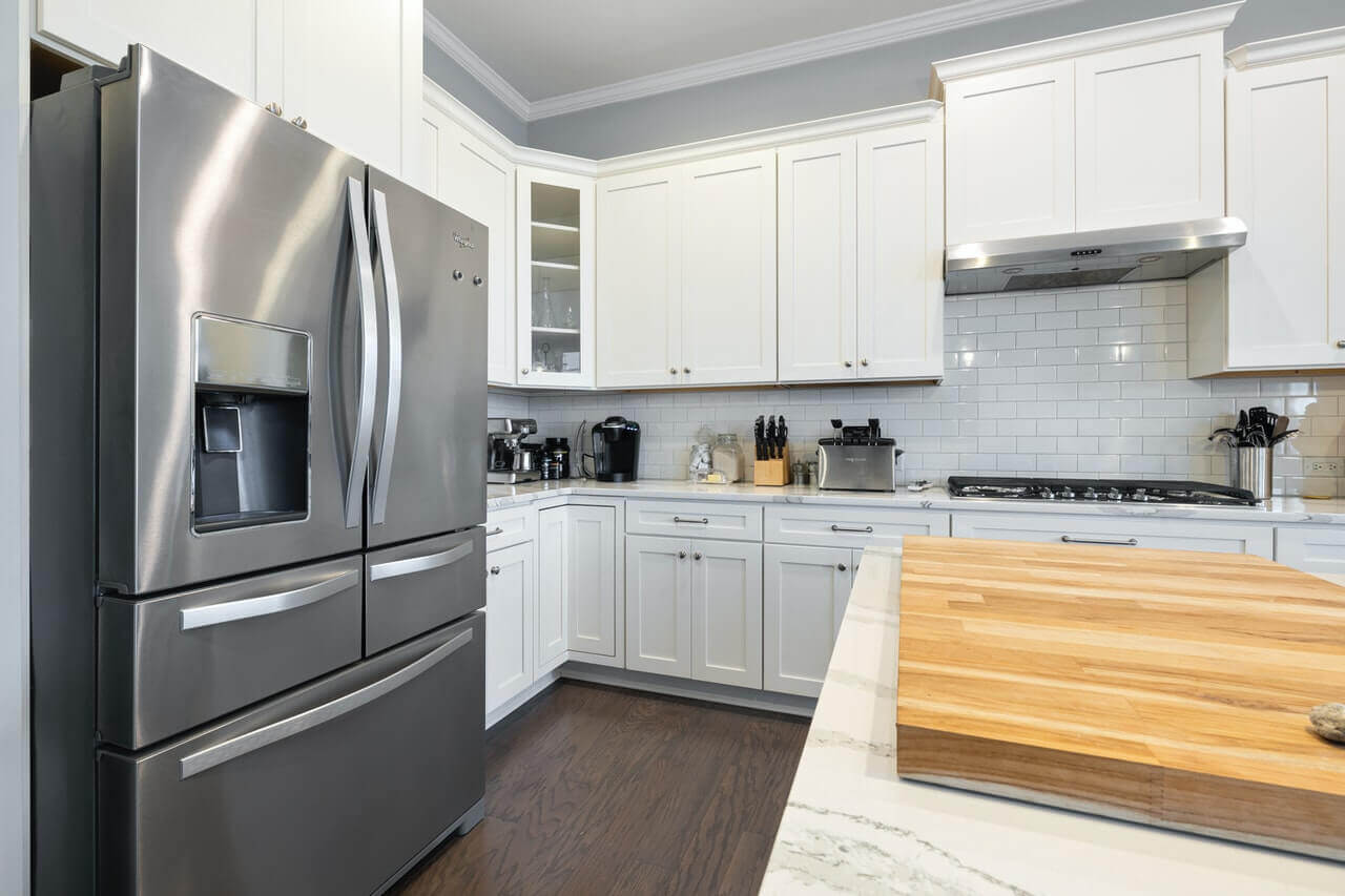 Modern white kitchen cabinets with mix of knobs and pulls