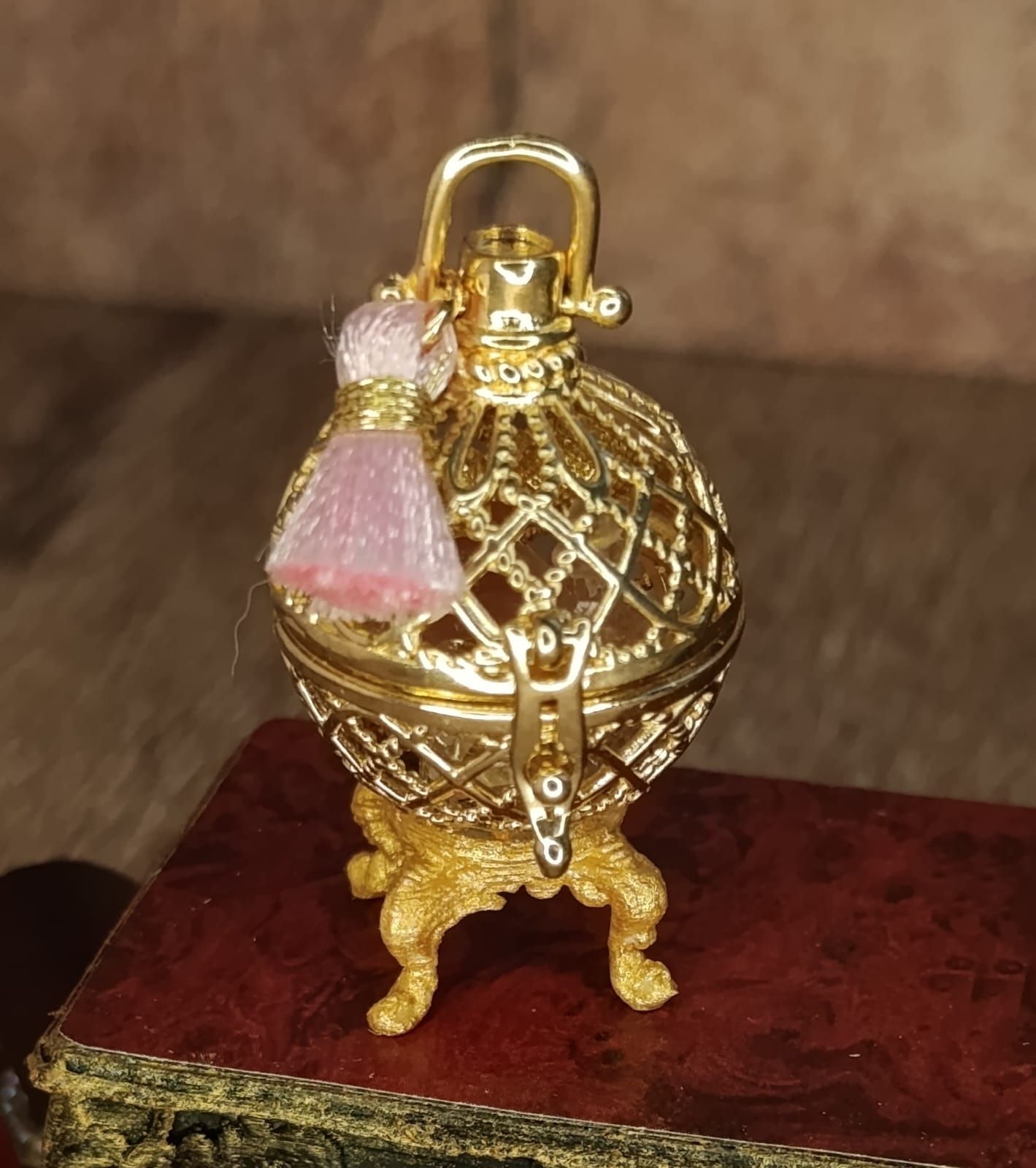 Fabergé-stijl, parfum, boudoir, salon, luxe miniatuur, 1:12, poppenhuis, curiosa, goudkleurig, handgemaakt, miniatuuraccessoire.
