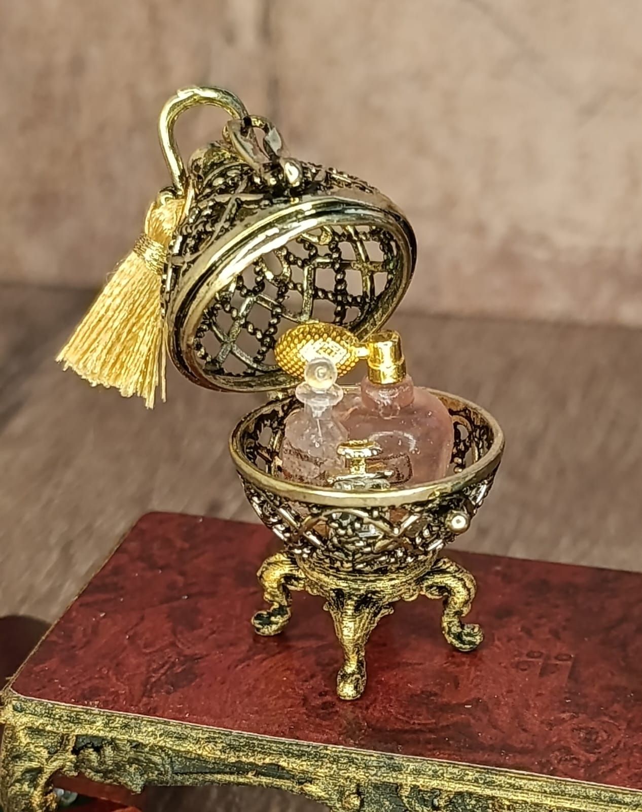 Antiek goudkleurig parfum-ei in Fabergé-stijl – schaal 1:12