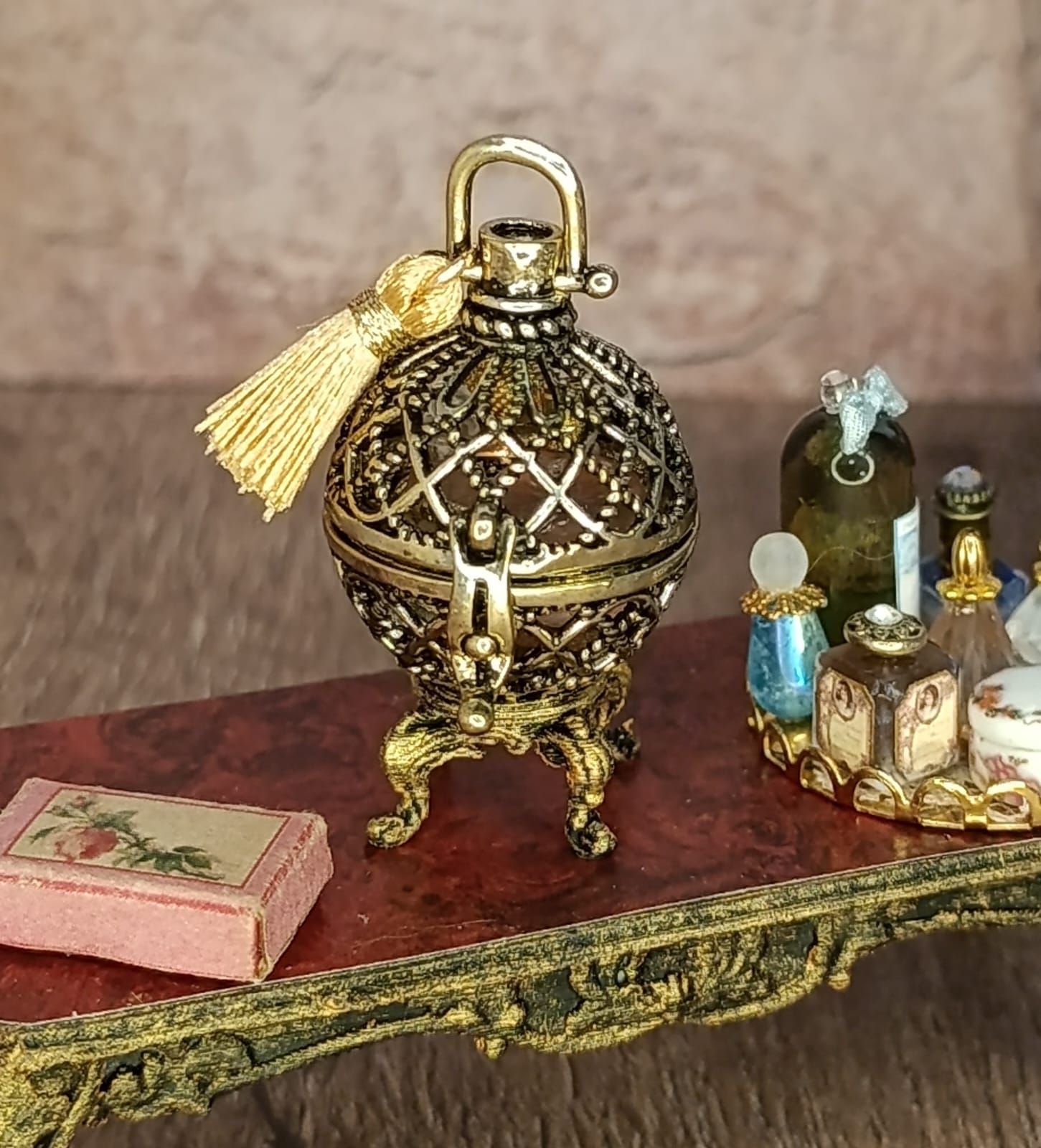 Antiek goudkleurig parfum-ei in Fabergé-stijl – schaal 1:12