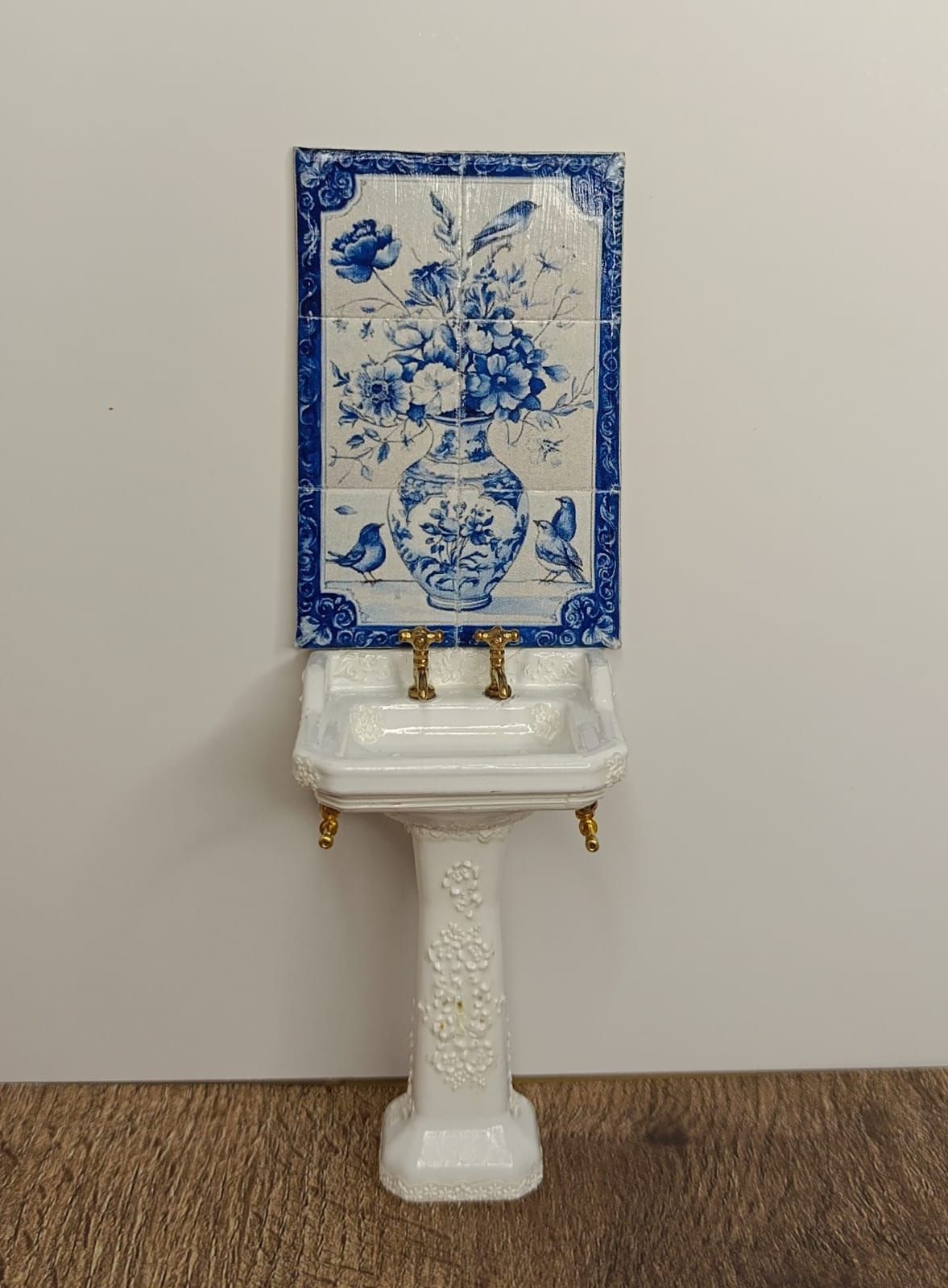 Delfts blauw miniatuur tegeltableau met bloemenvaas en vogels – schaal 1:12
