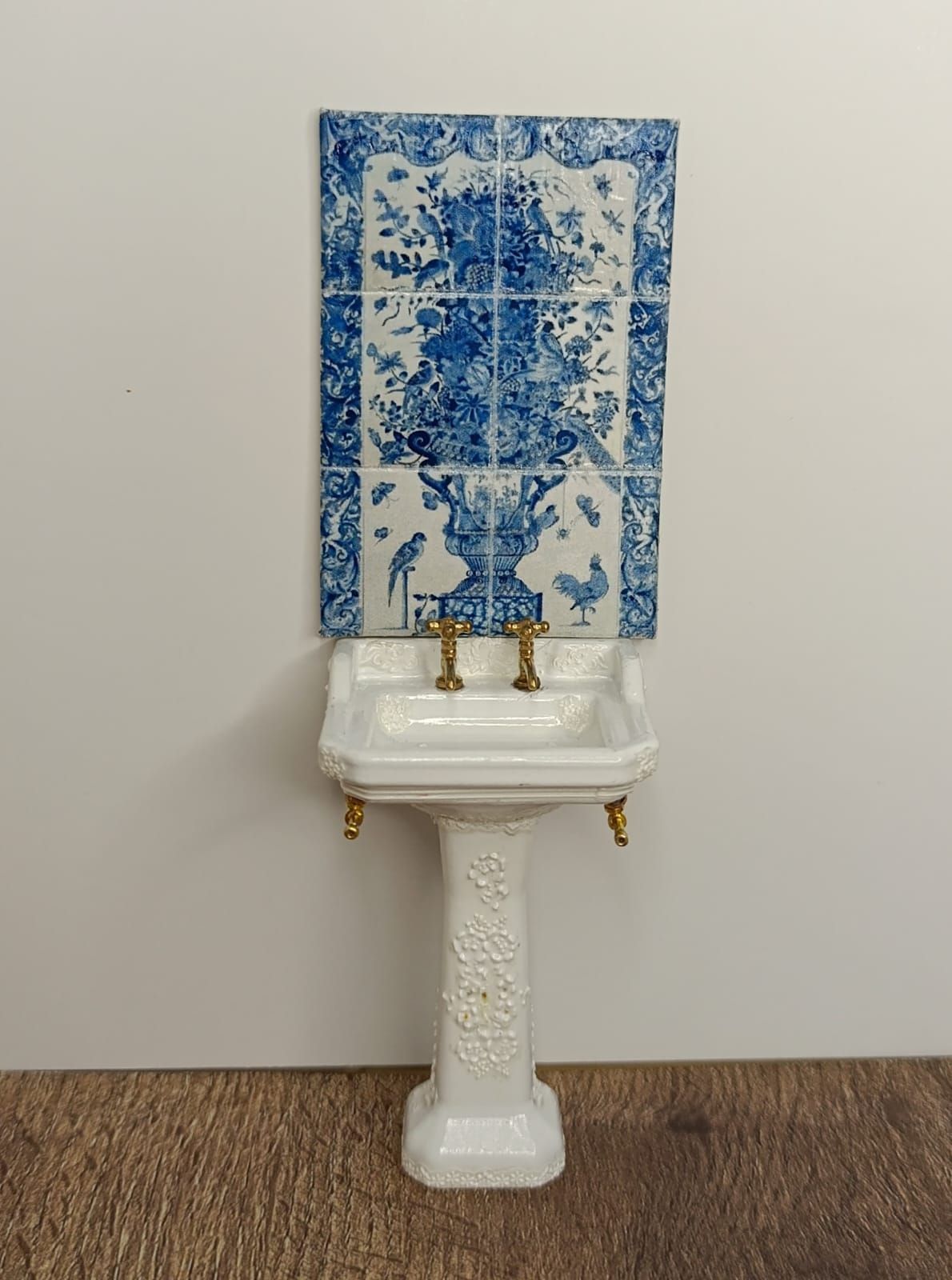Delfts blauw miniatuur tegeltableau met sierlijke vaas en vogels – schaal 1:12