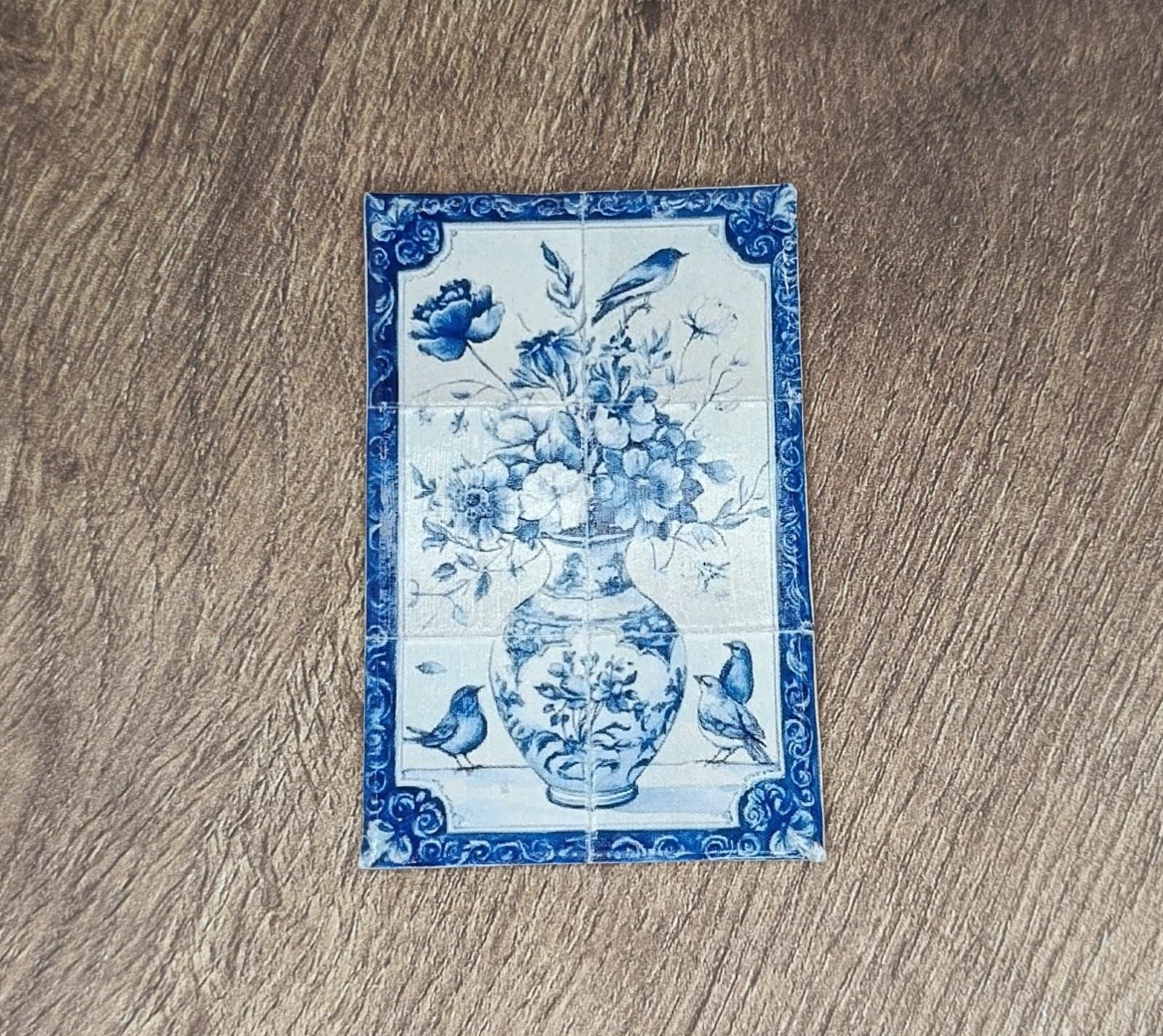 Delfts blauw miniatuur tegeltableau met bloemenvaas en vogels – schaal 1:12