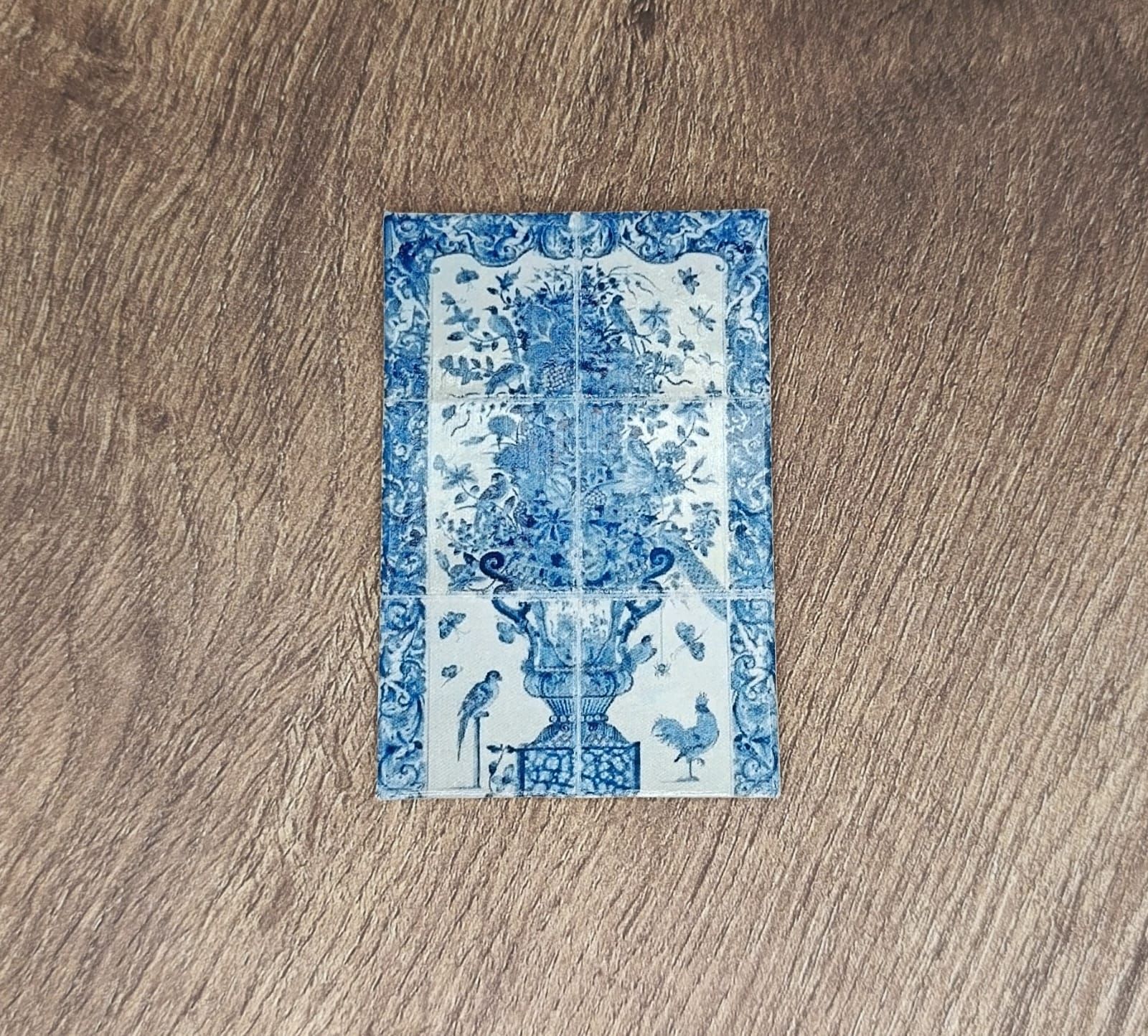 Delfts blauw miniatuur tegeltableau met sierlijke vaas en vogels – schaal 1:12