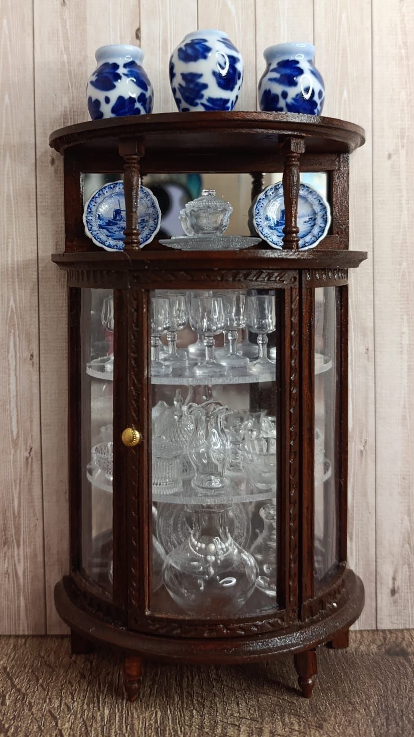 Gevulde miniatuur vitrinekast met glaswerk en Delfts blauw – schaal 1:12