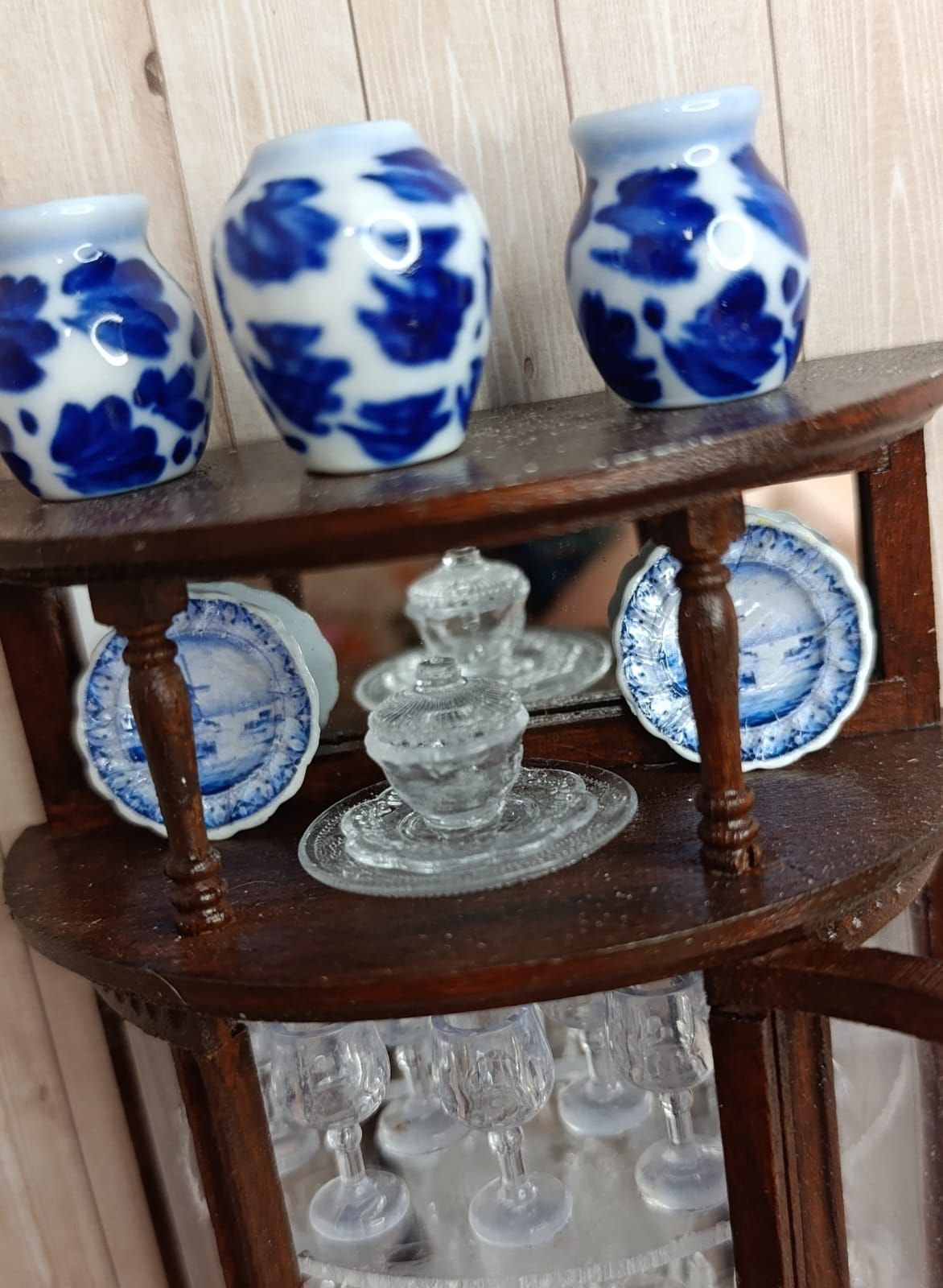 Gevulde miniatuur vitrinekast met glaswerk en Delfts blauw – schaal 1:12