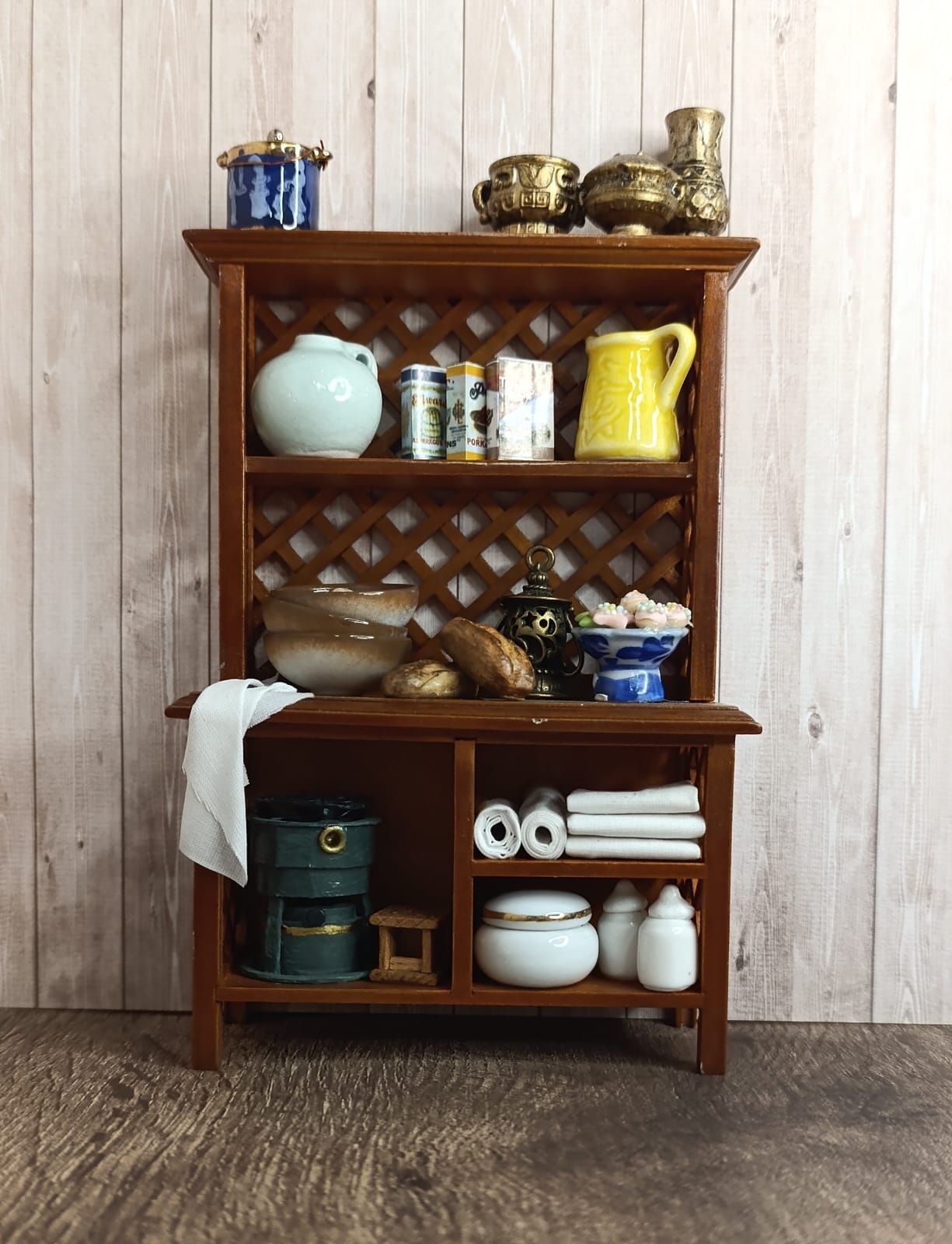 Gerestyled miniatuur keukenkastje met accessoires – schaal 1:12