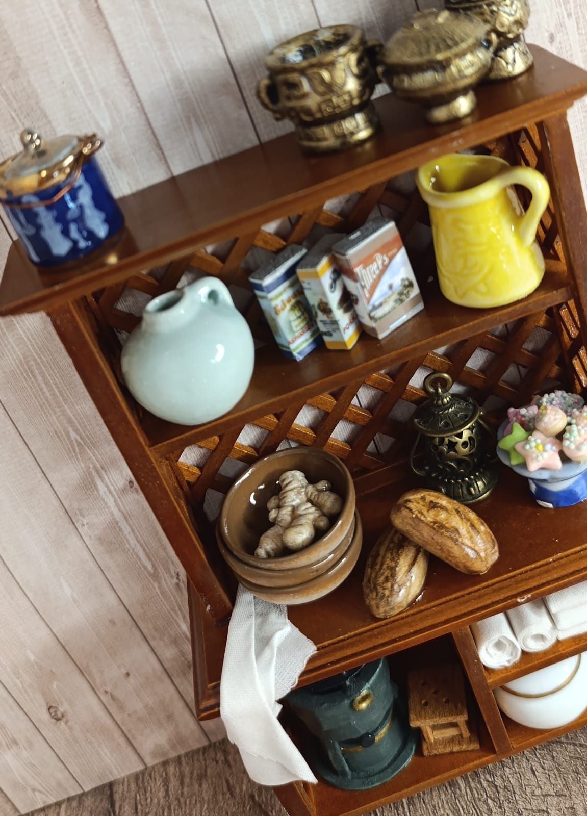 Gerestyled miniatuur keukenkastje met accessoires – schaal 1:12