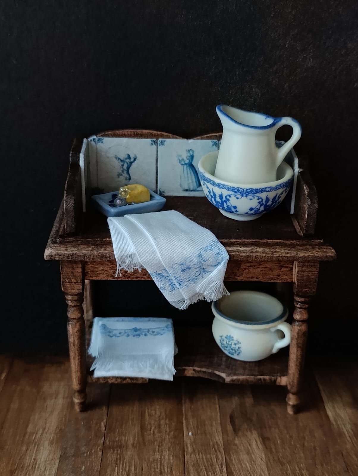 Wastafel kastje in met Delfts Blauwe tegels