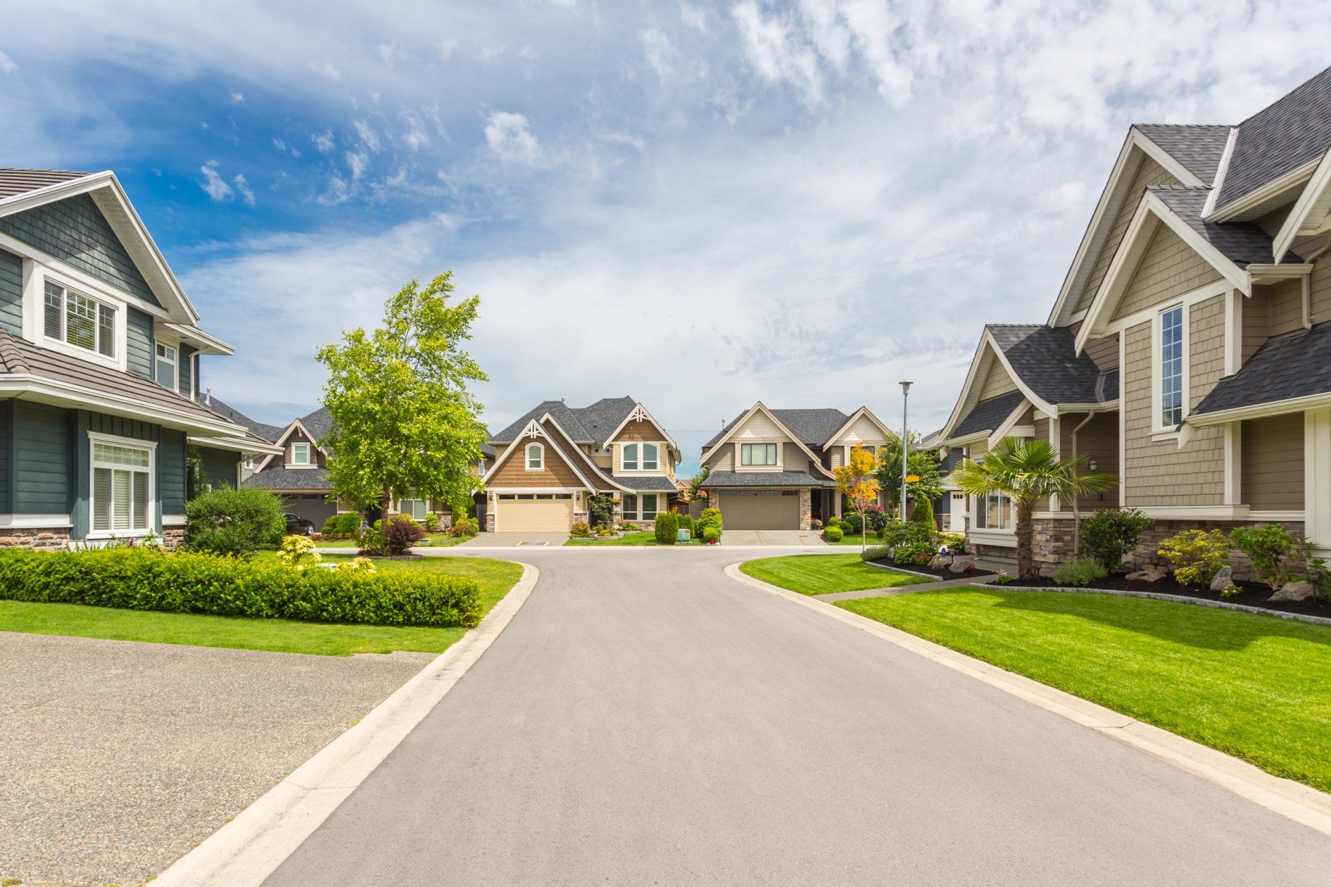 A row of houses are lined up on a residential street.