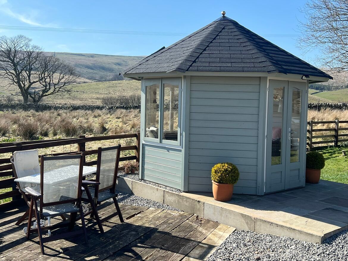 Blades Cottage summerhouse side